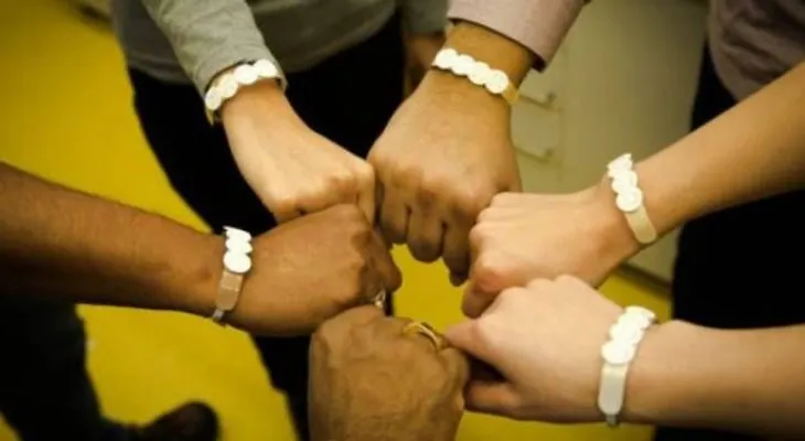Españoles y australianos diseñan una pulsera que avisa de la radiación solar