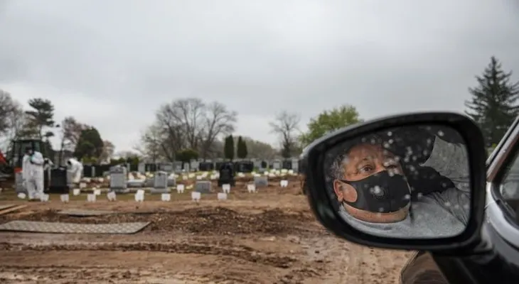 El doloroso adiós a su padre, tuvo que ver el funeral desde un auto en NY, por culpa del COVID-19