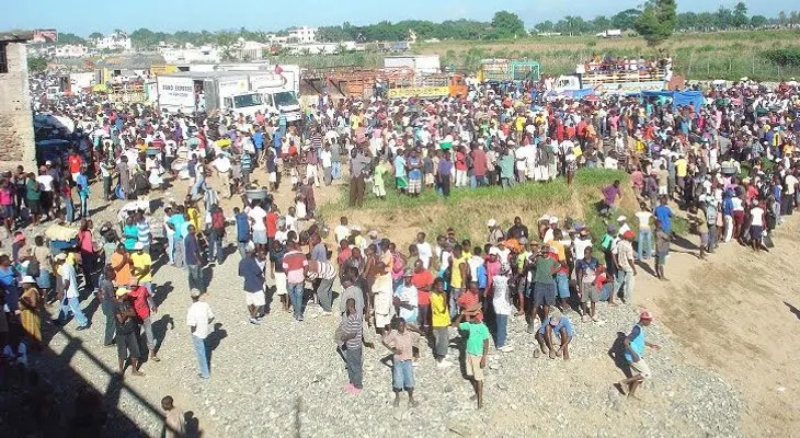 Haitianos apedrean inspectores de Migración y militares de la República Dominicana 
