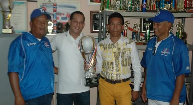 Club deportivo Los Delfines reconoce al ministro de la Juventud