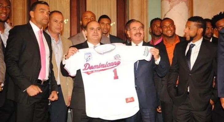 Presidente entrega la Bandera a equipo irá a Serie del Caribe