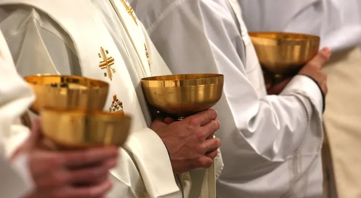 Iglesia destituye a sacerdote que dijo que la pederastia era "culpa de los niños"