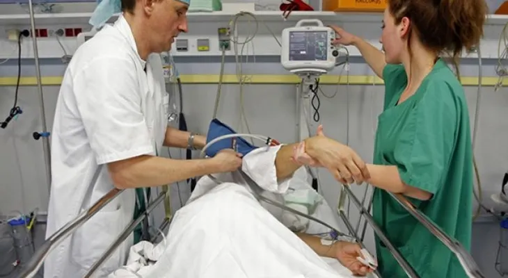 Acusan médico francés de envenenar a 24 pacientes en el quirófano