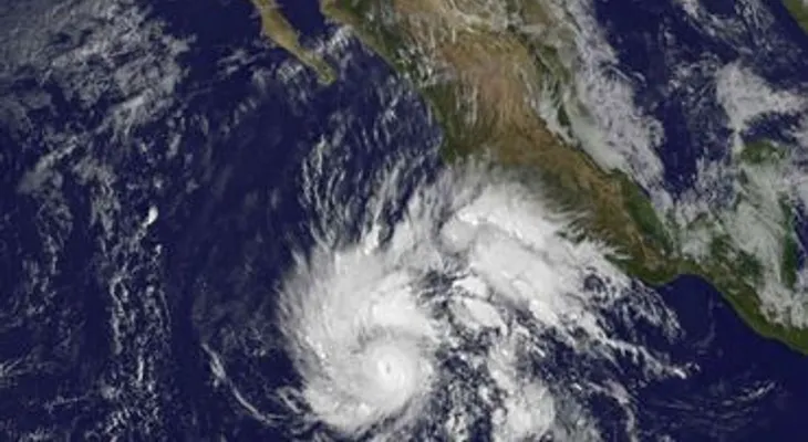 Huracán Sandra baja a categoría 3 en el Pacífico mexicano