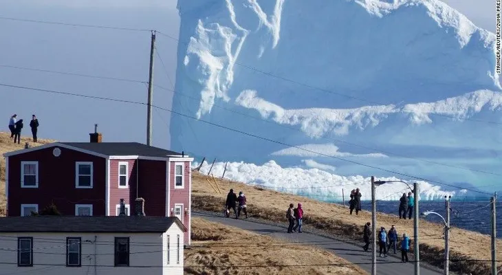 Un impresionante iceberg sorprende a una pequeña ciudad en Canadá