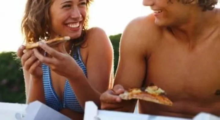 Las mujeres son más románticas si tienen el estómago lleno
