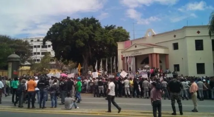 Marchan al Palacio en reclamo de remodelación del Mercado Nuevo 