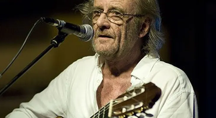 Cantautor español Luis Eduardo Aute se recupera de un infarto en un hospital