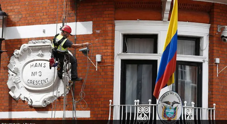 ¿Quería asesinar a Assange?: Un desconocido escala la embajada de Ecuador en Londres