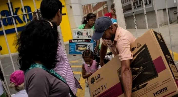 Maduro llama a la calma tras largas filas en tiendas de electrodomésticos