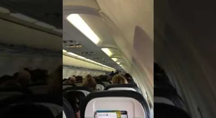 Piloto regaña pasajeros en pleno vuelo 