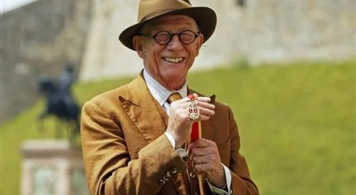 Reina Isabel II da al actor John Hurt título de caballero 