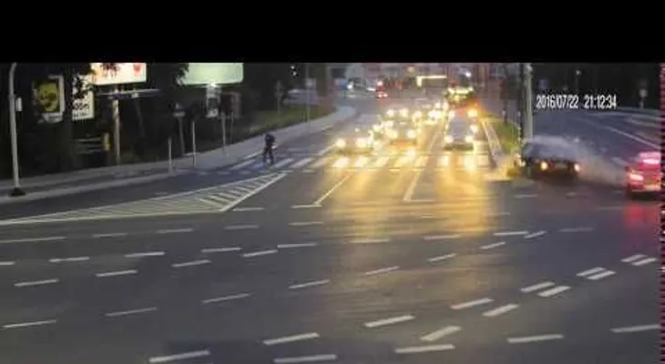 Un ciclista salva su vida gracias a un accidente