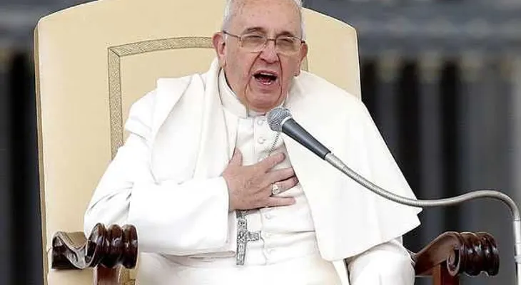 El papa pide recordar a los pasajeros del avión malasia desaparecido