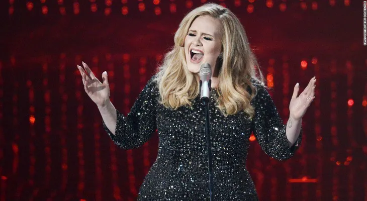 Sale a la venta el album 25 de Adele y los fanáticos enloquecen