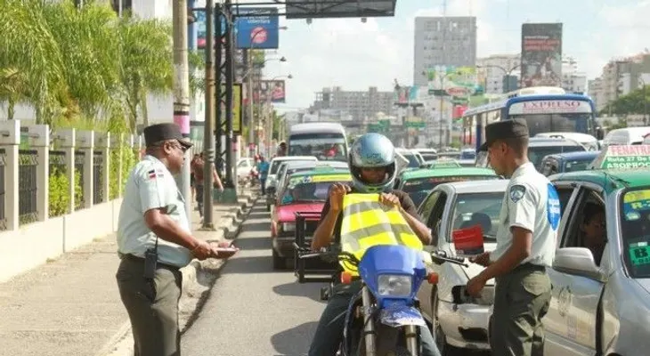 AMET inicia entrega de chalecos reflectivos a usuarios de motocicletas