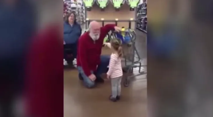 Así reaccionó el hombre al que una niña confundió con Santa Claus  en un supermercado