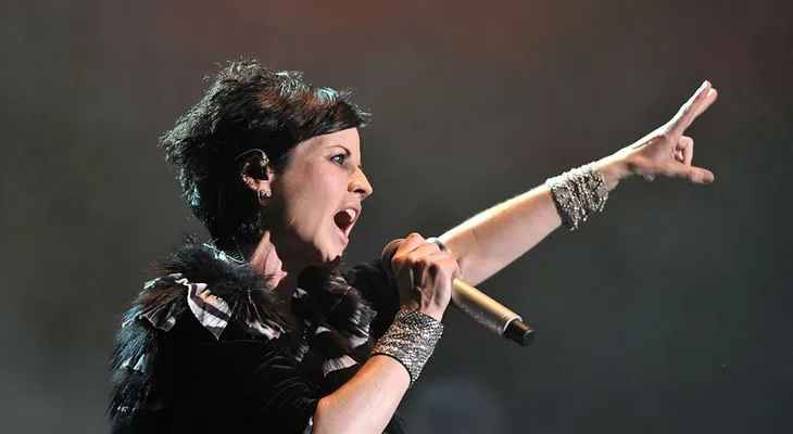 La cantante de Cranberries murió ahogada mientras estaba borracha, revela investigación