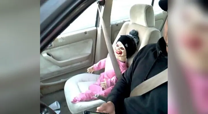 Multan a conductor por llevar un 'bebé zombie' en el auto