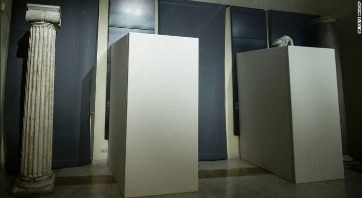 Cubren las esculturas desnudas de Italia por visita del presidente de Irán