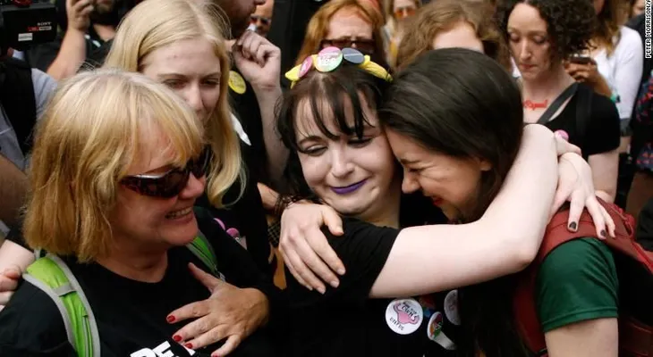 Irlanda vota a favor de derogar la prohibición del aborto