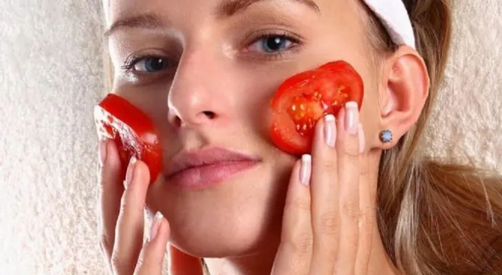 Elimina las manchas del acné con mascarillas de tomate
