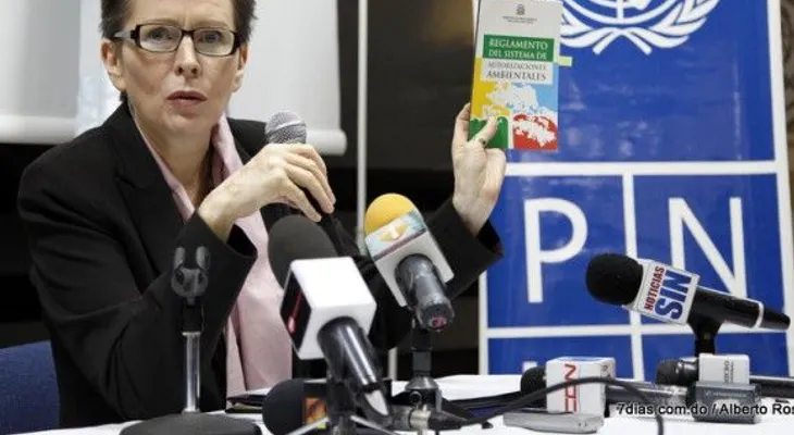 Canciller impone condecoración a Valerie Julliand, representante PNUD