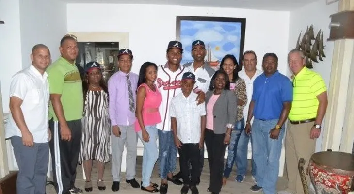 Prospecto dominicano comparado con Adrew Jones recibe US$1.4 MM