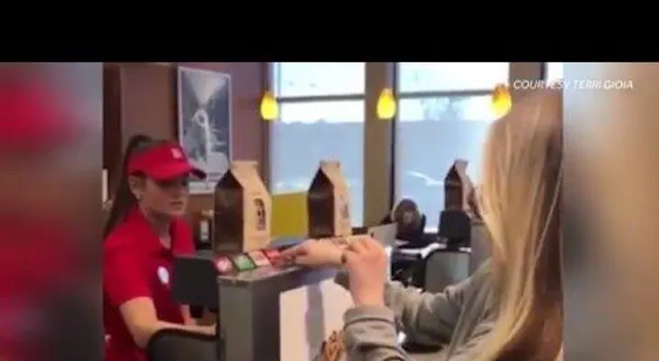 Fue a comer con su hija sordomuda y la cajera la sorprendió (VIDEO)