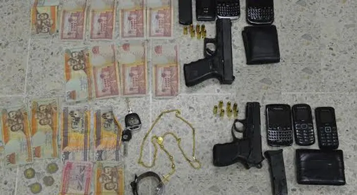 Detienen tres hombres con 103 paquetes de droga dentro de una jeepeta
