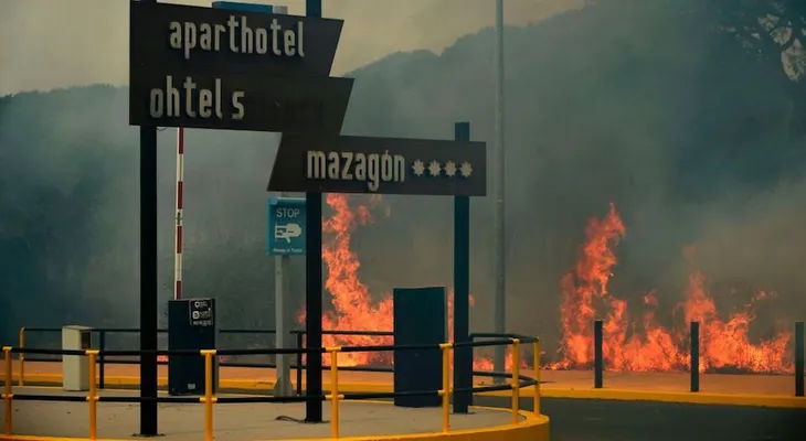 Severo incendio forestal en España obliga al desalojo de más de 700 personas