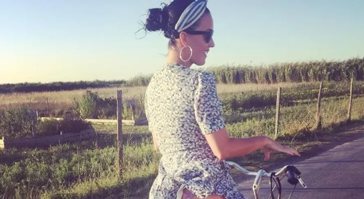 Katy Perry enseña trasero montando bicicleta