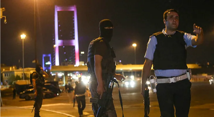 Soldados golpistas ocupan la emisora privada CNNTürk y cortan su emisión