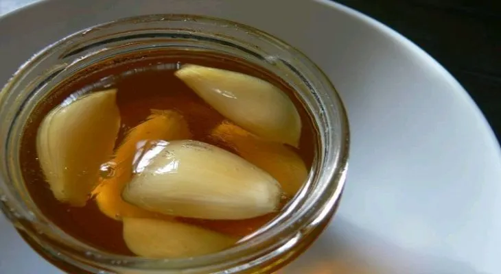 Milagroso remedio con aceite de ajo para el dolor de la espalda y las articulaciones 