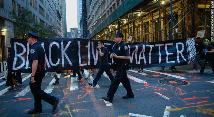 Estudio: Policía de EE.UU. usa más la fuerza con personas negras que con personas blancas
