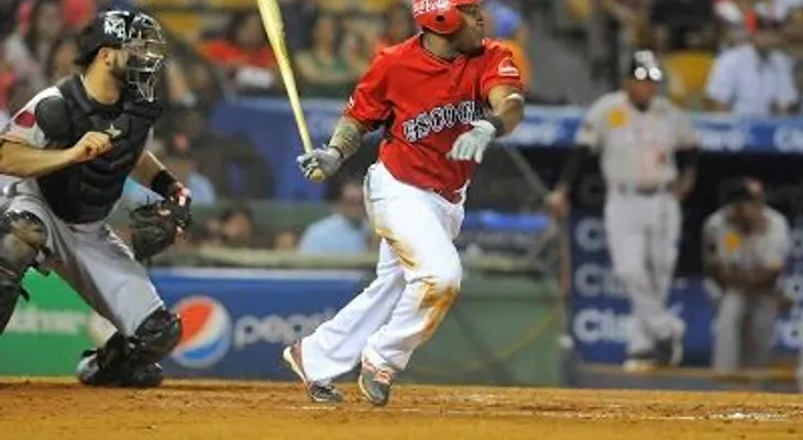 Escogido vence 2-0 a los Gigantes; Aguilas 14-3 contra Licey; cuádruple empate en el 1ro