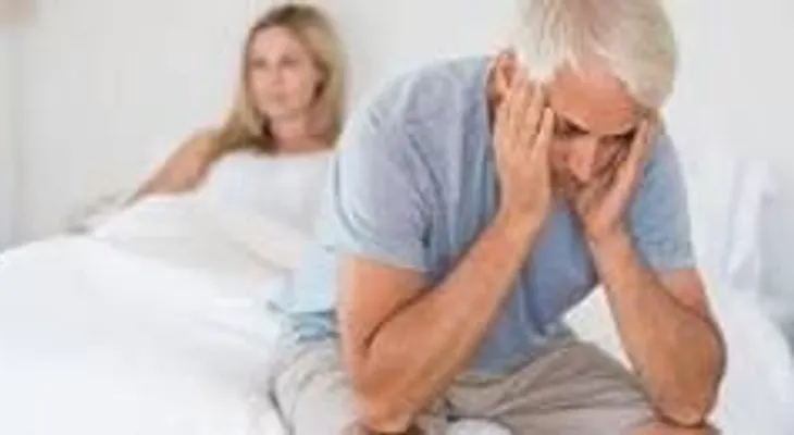 El hombre de 75 años trata, y la mujer de 25, le miente