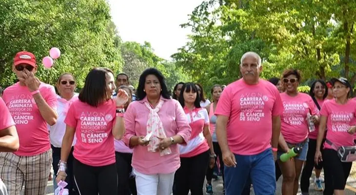 Presidenta del Senado encabeza caminata contra cáncer de seno