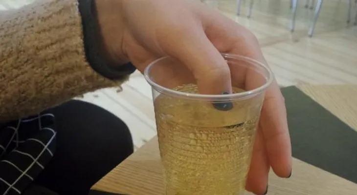 Ella sumergió sus uñas en una bebida y cuando el barniz cambió de color, llamó a la policía