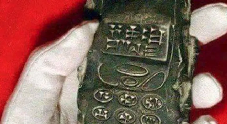 El supuesto hallazgo de un teléfono móvil de 800 años genera polémica