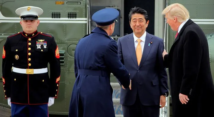 Trump y el extraño e incómodo apretón de manos al primer ministro japonés