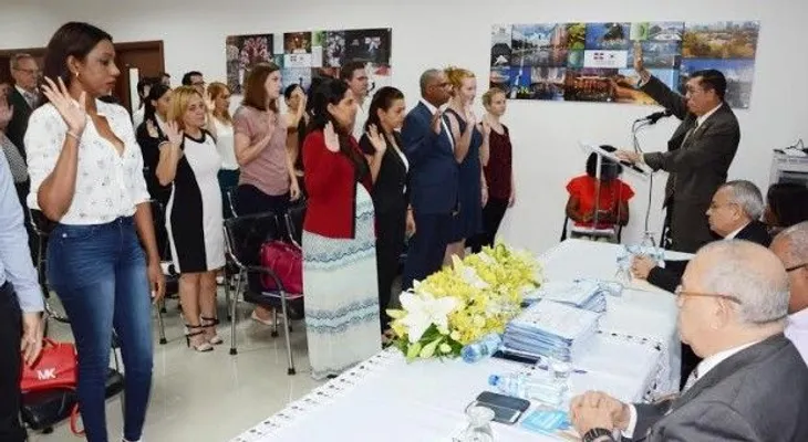Juramentan a 41 extranjeros como dominicanos
