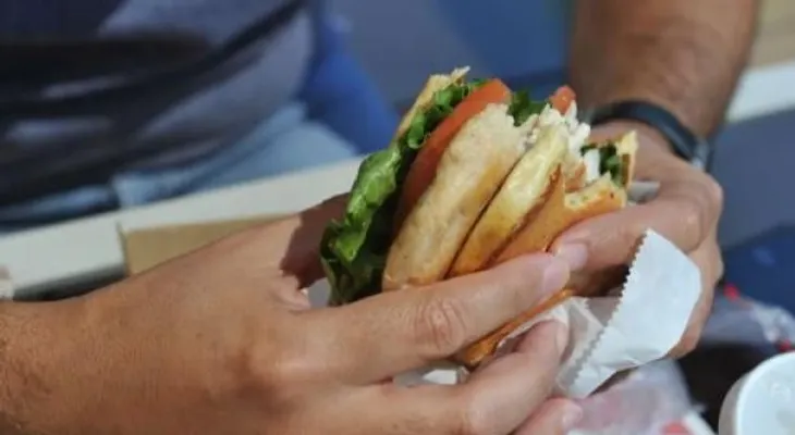  Una enfermedad por ensaladas de restaurantes de McDonaldâ??s ha provocado vómitos y diarrea a decenas de consumidores 