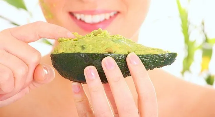20 poderosos beneficios del aguacate para la belleza