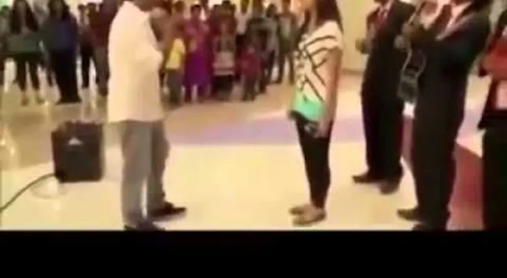 Hombre le pide matrimonio y mira lo que pasa
