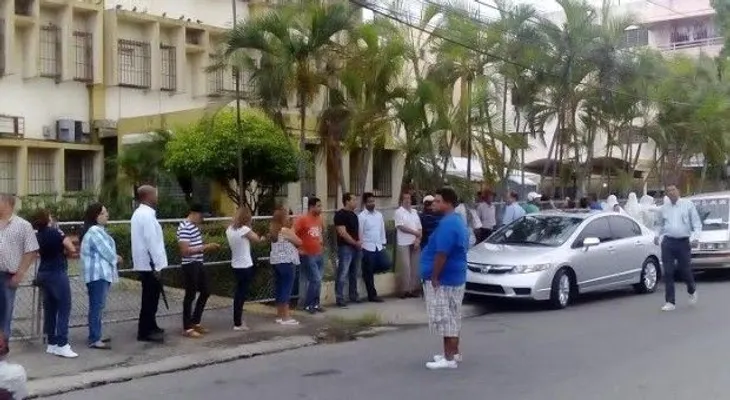 Reportan buena asistencia en colegios electorales en Santiago