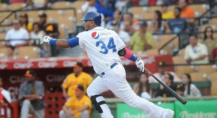 Aguilas masacran Licey 10 carreras por 1; empatan con el felino en 2do lugar 