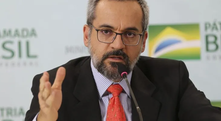 El ministro de Educación de Bolsonaro anuncia su renuncia en medio de crisis