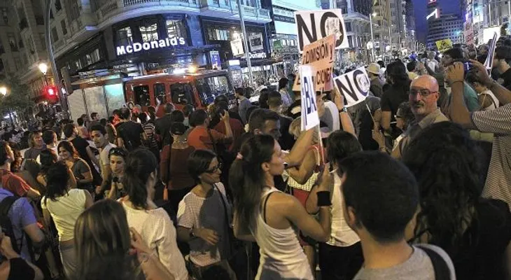 Manifestantes en Madrid exigen renuncia de Rajoy