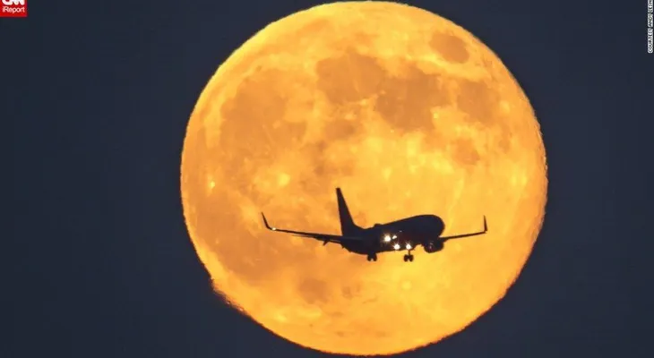 ¿La mejor forma de ver la superluna? A bordo de un vuelo de una aerolínea china
